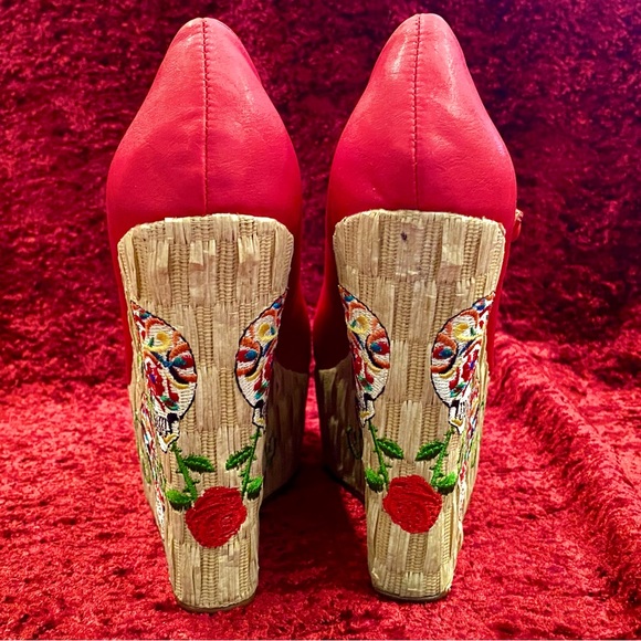BNIB BETTIE PAGE by ELLIE Calacera FloralSkull Embroidered Platform Wedge 10 Red - Picture 3 of 7